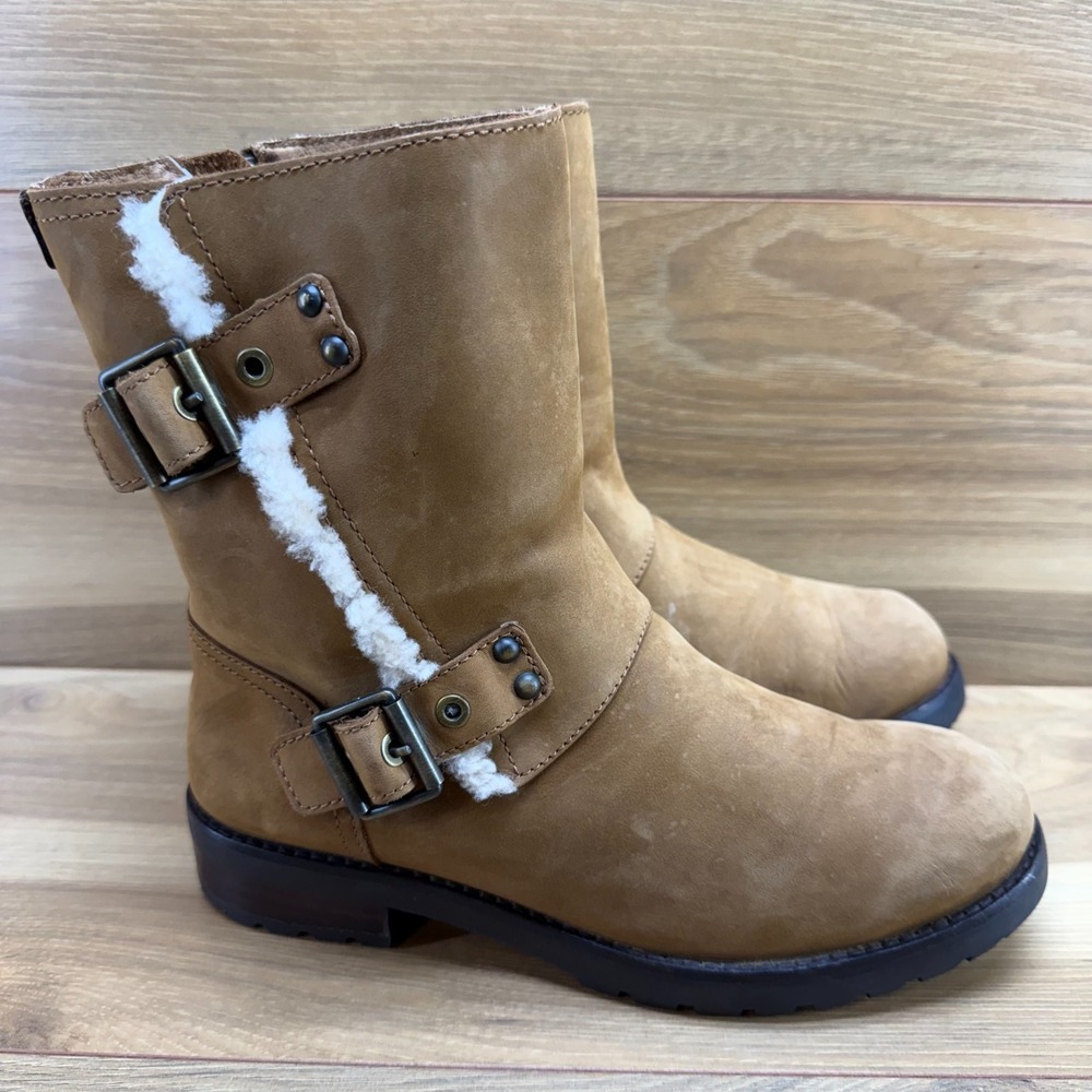 UGG Niels Tan Leather Womens 7.5 Sherpa Fur Cozy Buckle Cottagecore Zip Lug Sole